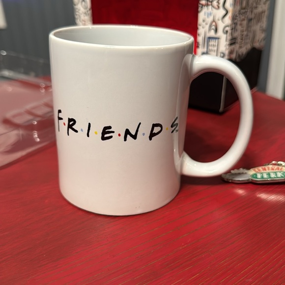 Friends The Television Series Collectors Bundle includes socks, mug & keychain - Picture 9 of 13